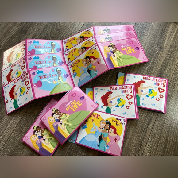 ⚠️ 32 Large Disney Princess Valentines Day Cards, new! - Picture 1 of 10